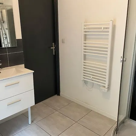 Centre, 10 Minutes Belleville Apartment *