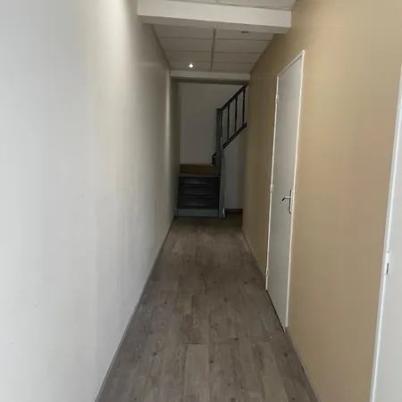Centre, 10 Minutes Belleville Apartment *